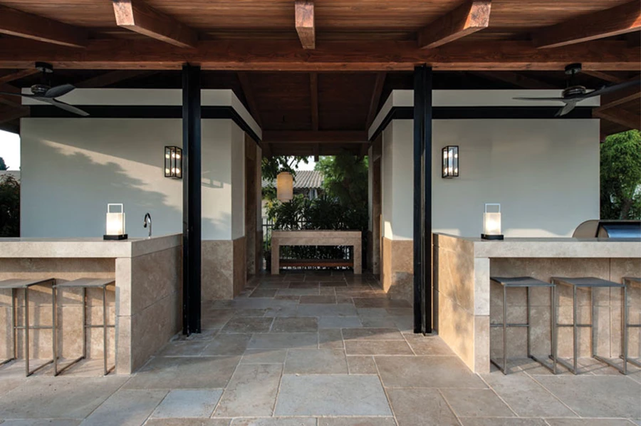 הקבנה הייעודית מאובזרת בכל הפונקציות לבילוי בבריכה ולאירוח בחוץ: שתי מקלחות- חיצונית ופנימית, סאונה מפנקת, שירותים, שתי עמדות בר, ומטבח חיצוני מצויד לעילא בכל הנדרש לבישול.