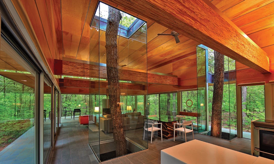 חלל הפנים: תקרת עץ, ריצוף באריחי אבן ברזילאית, ו