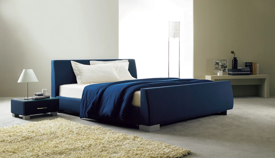 המיטה יכלה להוות כתם צבע חי  בתוך חלל השינה. סוויס סיסטם