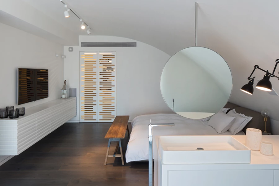 יחידת השינה בקומה העליונה: מרחב פתוח המכיל את אזורי השינה והרחצה שמוקמו בהתאמה לתקרתו המשתפלת. את ההפרדה ביניהם מייצרת יחידה דו צדדית, שצדה האחד משמש כשולחן איפור וצדה השני כיחידת כיור. דלת חדר הארונות מעוצבת כפרשנות עכשווית למשרביה ומאפשרת חדירת אור ואוויר לחללו. ריצוף פרקט: פרקט חן, אביזרים סניטאריים: