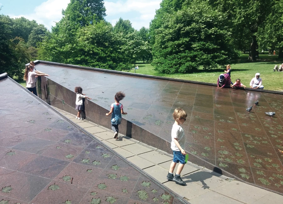 הילדים נהנים בגן סן ג