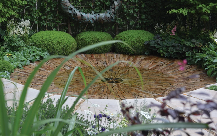 Charlie Albone, קטע מתוך גן בתערוכת צ