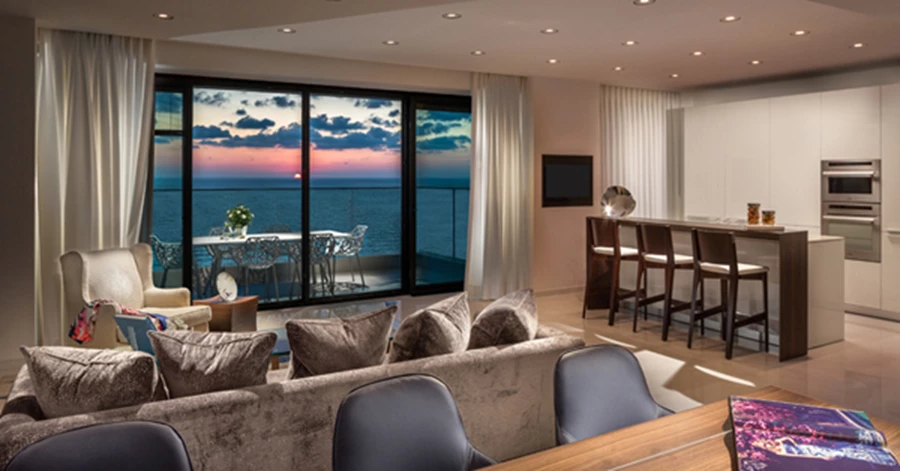 כחול בחוץ ובפנים