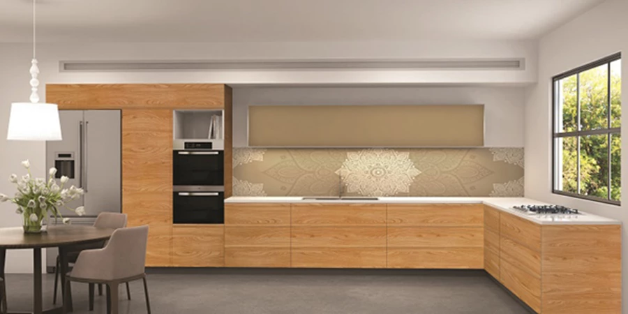 דלתות עץ אלון אדום אמריקאי. דלתות זכוכית מבריק בשילוב זכוכית צבועה בגוון אייס קפה. חיפוי קיר זכוכית משי-משי (מט).