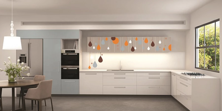 דלתות זכוכית קליר בגוונים לבן שלג ותכלת. חיפוי קיר וקלפה זכוכית קליר