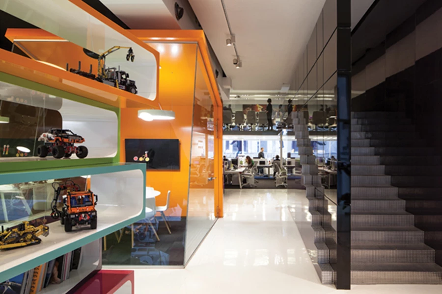 מבט מהכניסה: בעומק המרחב הקיים ממוקמת פעילות חברה נוספת, ומשמאל, בחלל החדש שהתווסף עם הסרת קיר של חלל סמוך, ממוקמת פעילות אינפיבונד. (גרם המדרגות, הגלריה והספריה בפתח החלל החדש היו חלק מעיצוב המרחב הקיים שבוצע בזמנו ע