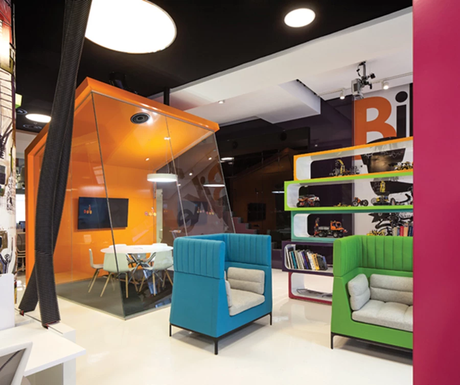 במרכז החלל ממוקמות עמדות עבודה מתקדמות ופינות ישיבה, ובהיקפו הפביליונים שמשמשים כחדרי מנהלים וישיבות. מעטפות הפביליונים משלבות קירות צבעוניים, תקרה מרחפת וקירות זכוכית, והם בוצעו בעבודת נגרות על גבי קונסטרוקציית פלדה. למרות ה