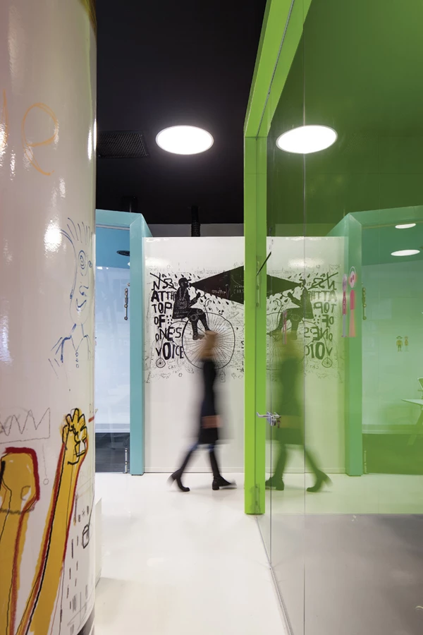 קירות מעוטרי במדבקות, ומעבר