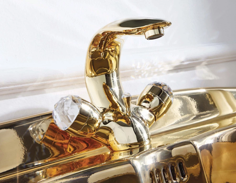 לחדר רחצה בסגנון יוקרתי: ברזים מהודרים בגוון זהב, של המותג האיטלקי olympia | חרש.