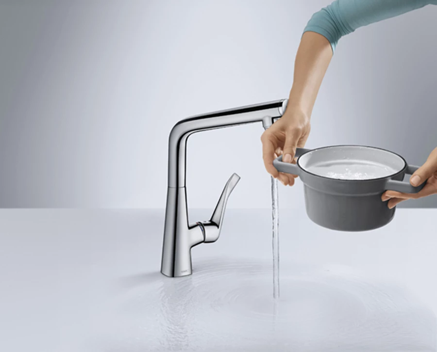 המטבח הארגונומי- אין צורך ללכלך את ידיות הברז. לחיצה קלה עם גב היד תפעיל אותו | הנס גרואה-נוטלי