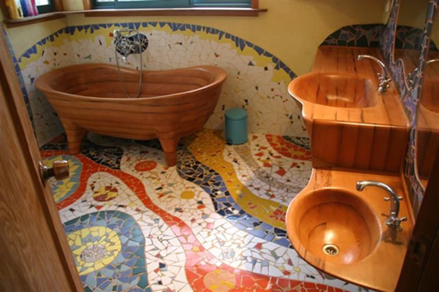 יחידת האמבט מוצבת בחלל לצד מערכת כיורים עשויים אף הם באותה הטכניקה | נועם זמיר – אתגרים בעץ