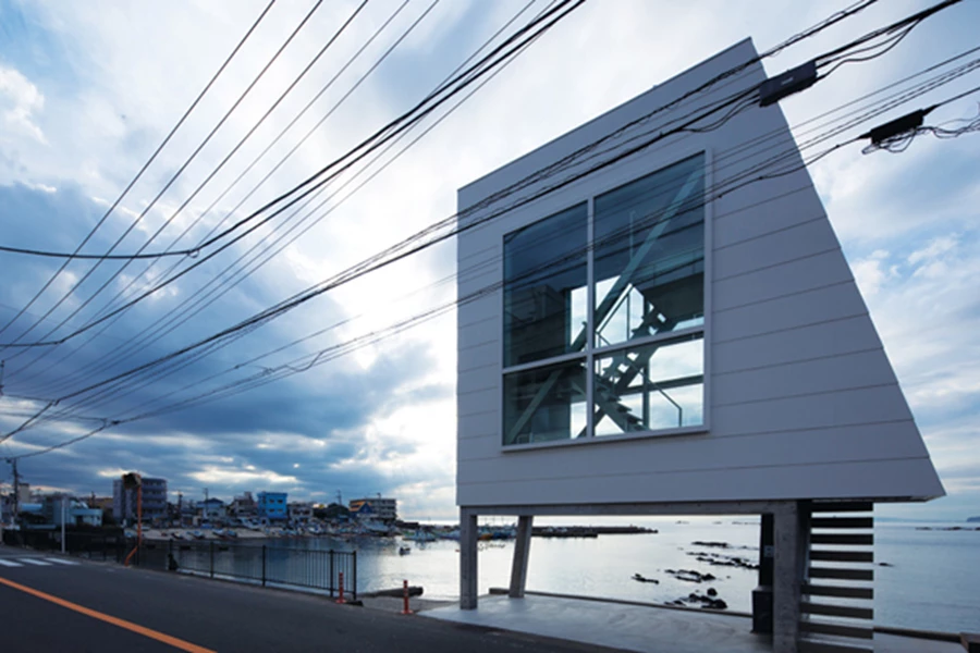 מרחב הפנים: מרכזו הוא חלל פתוח וגבוה בו ניצב גרם המדרגות, ושני פתחי ענק התוחמים את שני עבריו מציפים אותו באור רב וחושפים מלוא חופניים נוף ים. האזורים הפרטיים ממוקמים בשולי החלל, מחוץ לקו הפתחים.