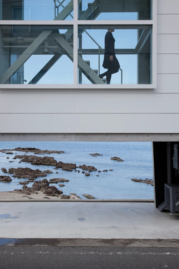 מתחת המבנה: במת בטון ממנה צומחים העמודים התומכים אותו כעמדת תצפית להתבוננות בנוף הים.