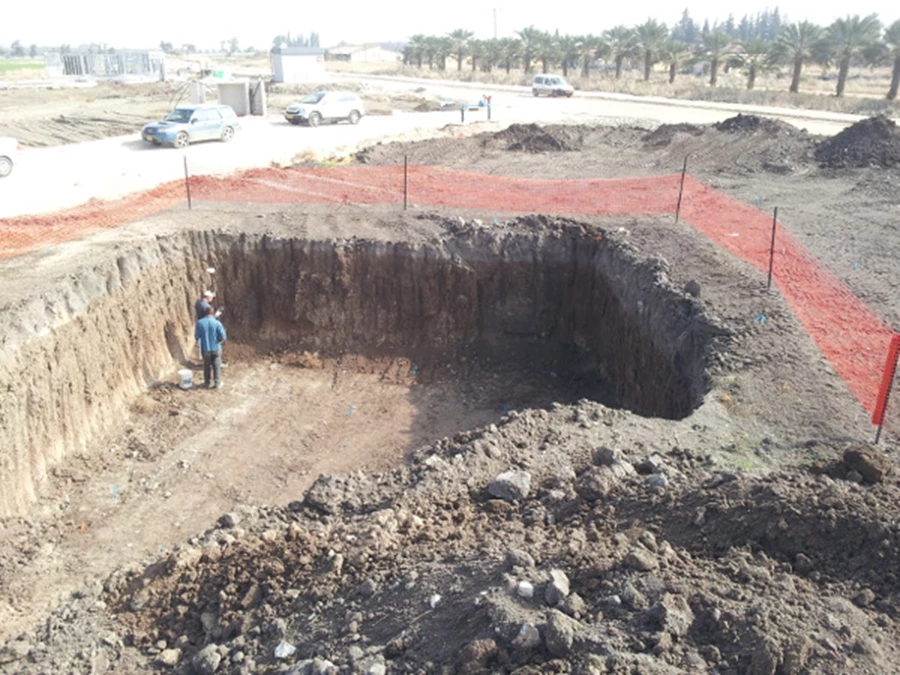 מתחת לפני השטח