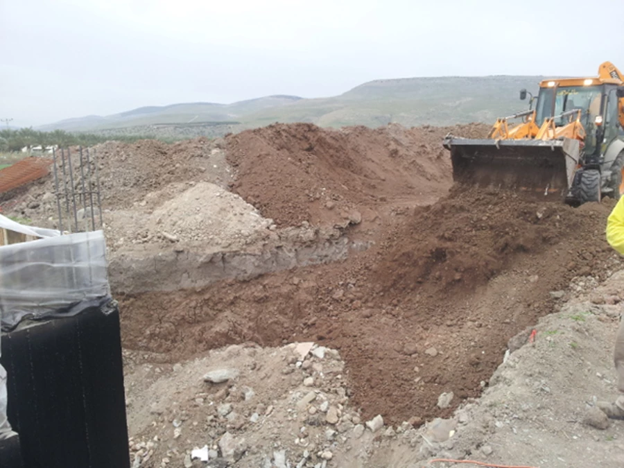 יש להגן על עבודת האיטום לפני שמחזירים את האדמה, למניעת פגיעה שתגרום לחדירת מים