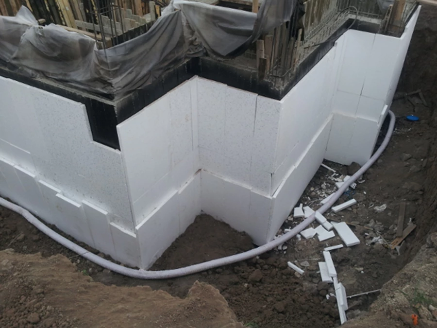 שכבת קלקר דחוס המגנה על שכבת האיטום מפני פגיעה