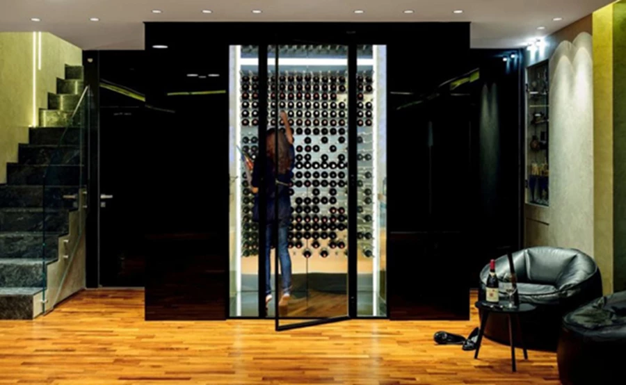 חדר יין במעטפת זכוכית שחורה בשילוב נירוסטה. אדריכלות: דורית סלע