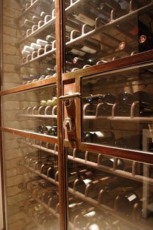 ארון יין בנוי בנישה בסגנון עתיק, ברזל חלוד סגור בלכה ואבן מפירוק. אדריכלות: פרי דוידוביץ