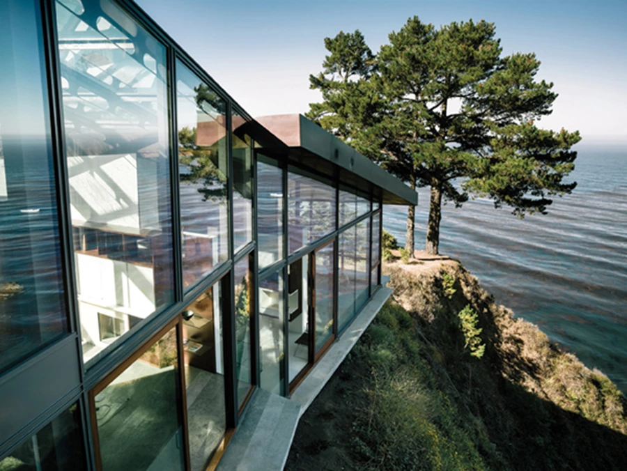 שקיפות שמלווה את מהלך הירידה של המבנה חושפת את הנוף.