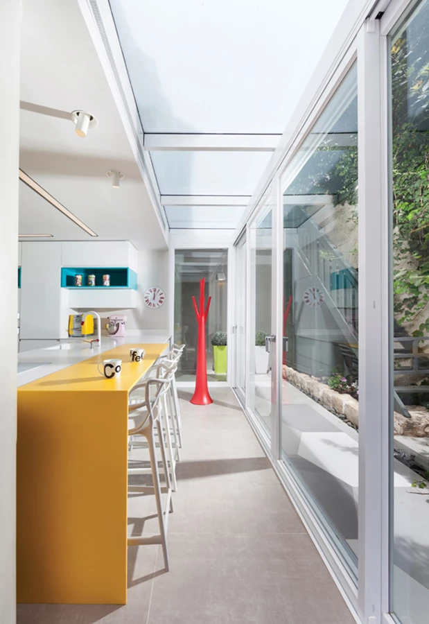 משטח קוריאן בצהוב עז