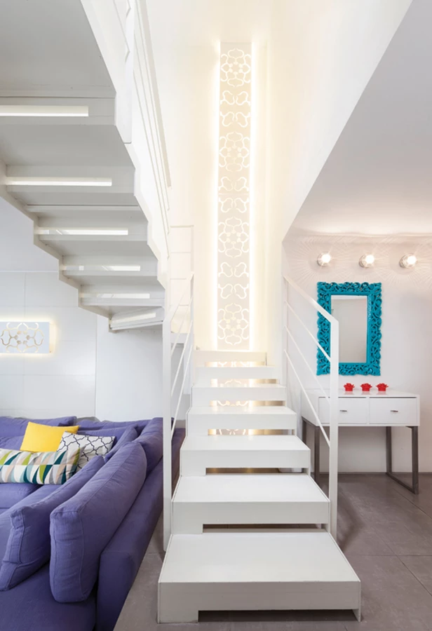 גרם המדרגות תלוי שמוביל לקומה העליונה החליף את הגרם הבנוי ש