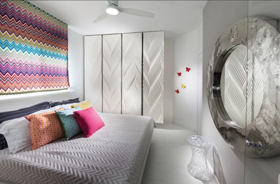 יחידת ההורים: קיר ההפרדה עם חדר הרחצה הצמוד הוסר והוחלף במחיצת זכוכית, ריצוף