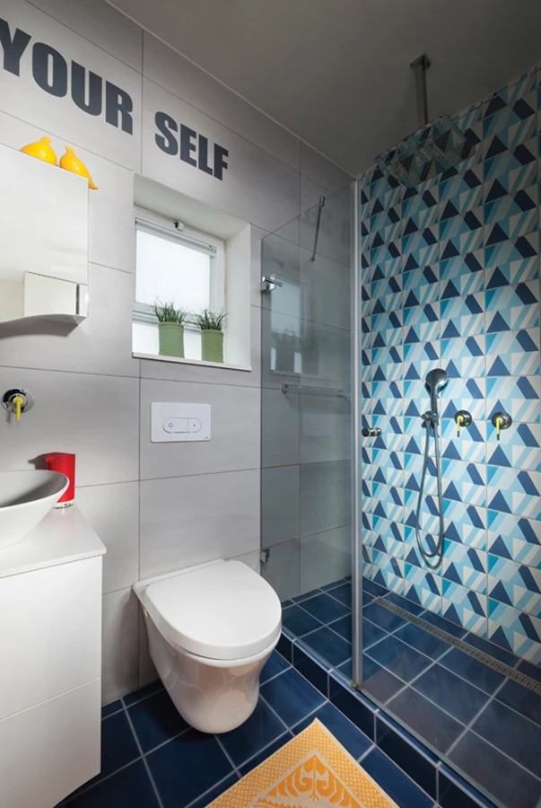 חדר רחצה הורים: ריצוף ואביזרים סניטריים: