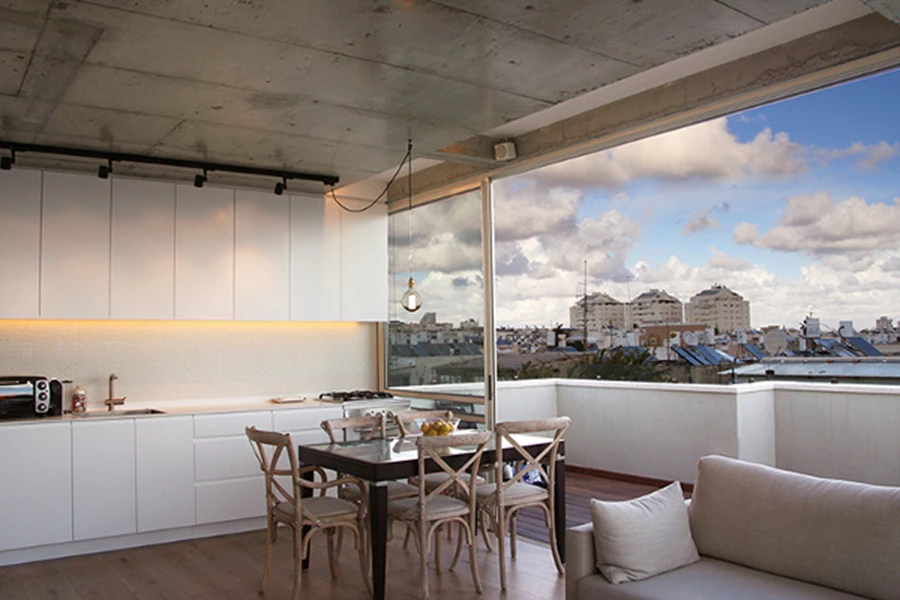 דירת גג דו-מפלסית במרכז תל אביב – חיבור דומיננטי בין פנים לחוץ