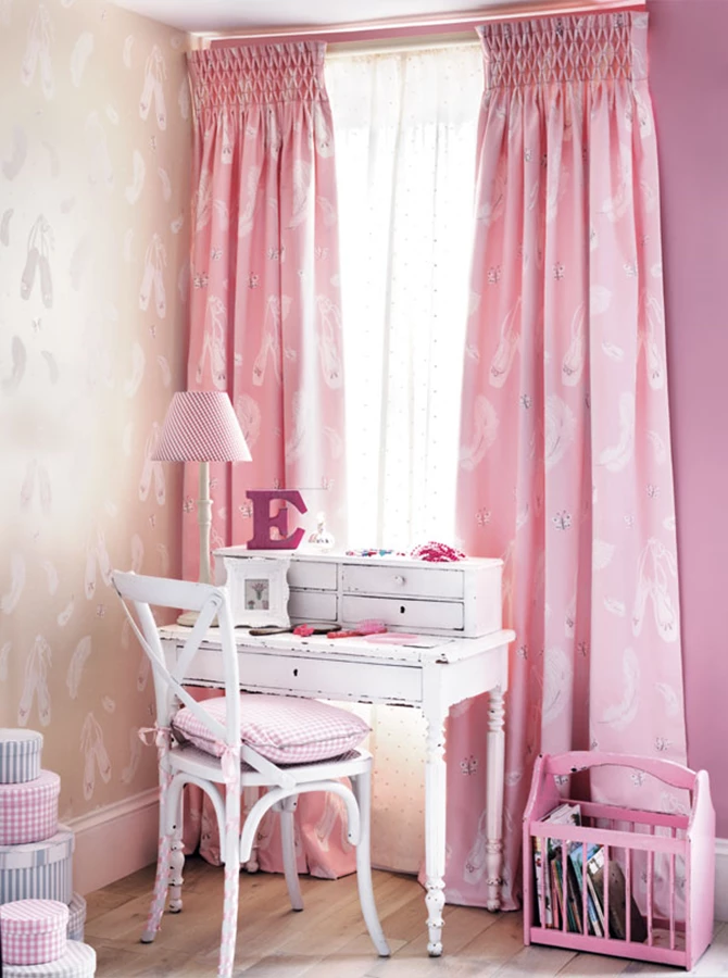 חדר ילדה, בו משולבת פינת לימודים | וילונות וטפטים אורית טראוב