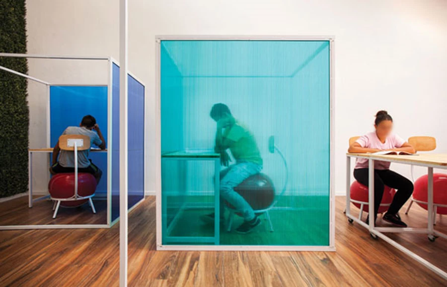 חללי הלמידה האישיים: מבוססים על מסגרת מתכת ששניים מקירותיה מחופים ביריעות פולי קרבונט צבעוניות ושקופות קמעה, מהסוג המשמש בחממות. החללים מעניקים פרטיות, ובה בעת משמרים קשר עם סביבת הכיתה.