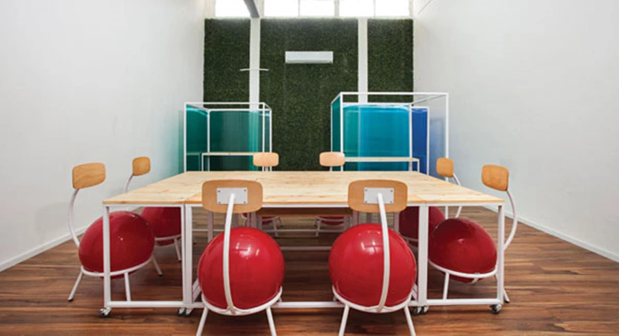 צירוף השולחנות לכדי שולחן אחד גדול לישיבה משותפת סביבו.