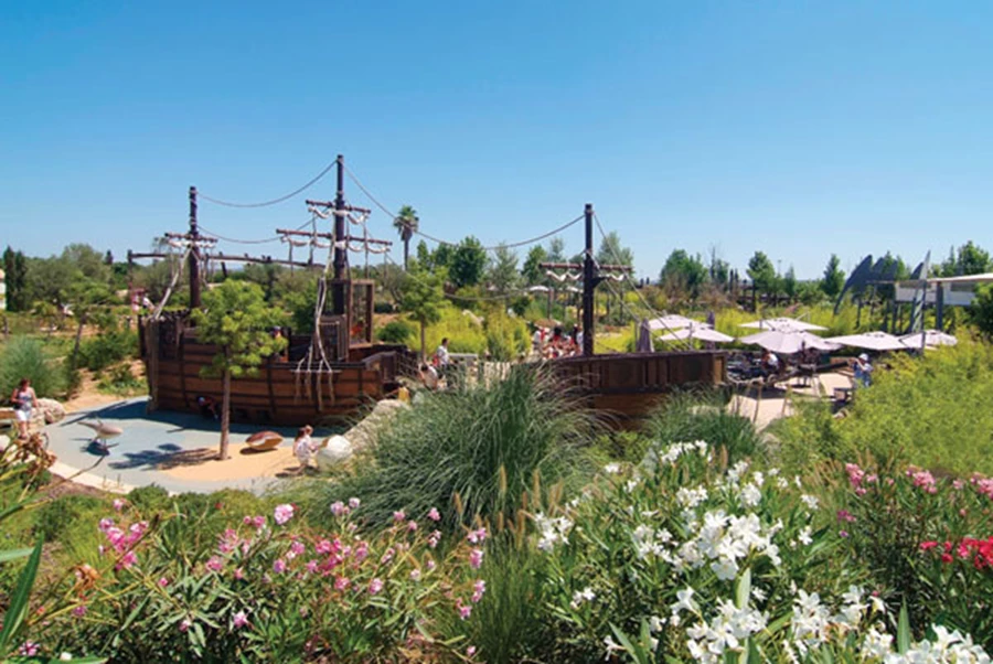 מבט מרוחק בו נגלית למבקר ספינת הפיראטים, בנית ההתרגשות  מסיפור המקום.