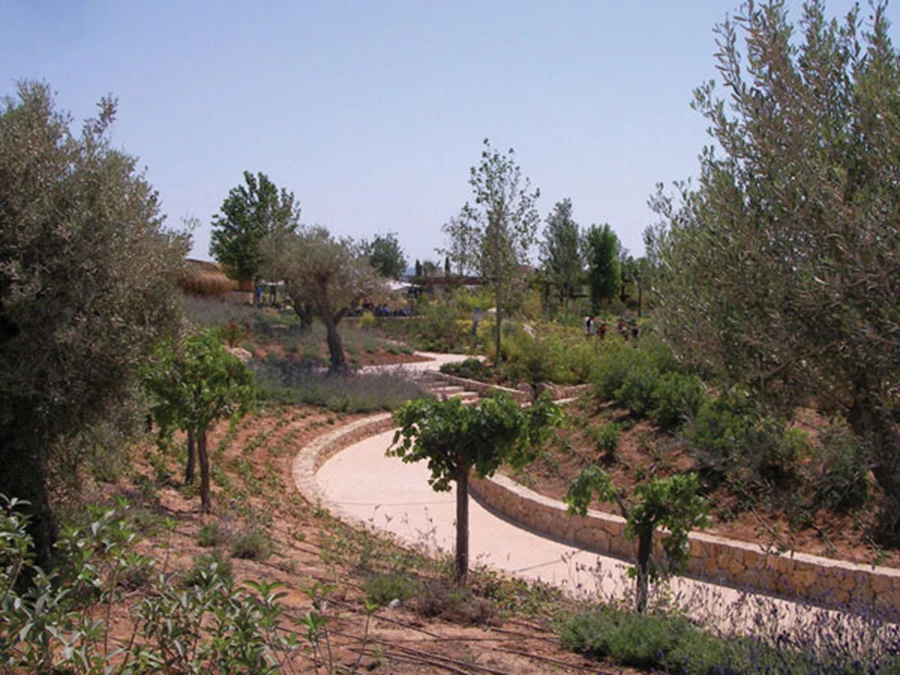 שבילי הפארק יוצרים עולם חדש ומדומה אותו חווה המבקר כמכלול לסיפור המקום וחווית שאסף במסלול חשיפתם.