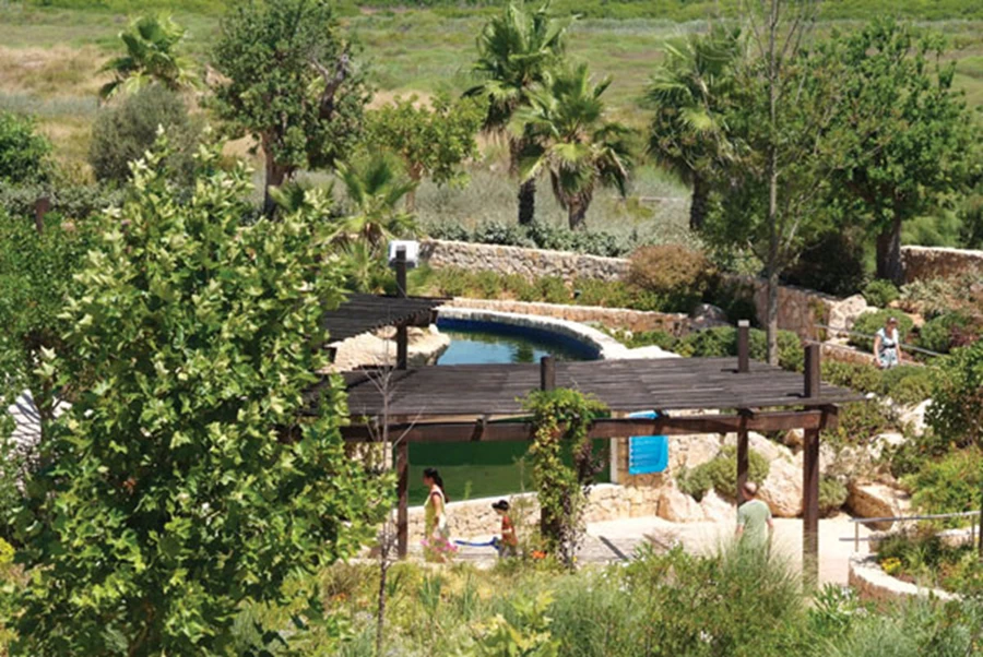 שמורת הטבע העטפת את הפארק מנותקת בברמות מוגבהות וצמחיה, קונספט המקום כעולם נפרד מסביבתו הטבעית.