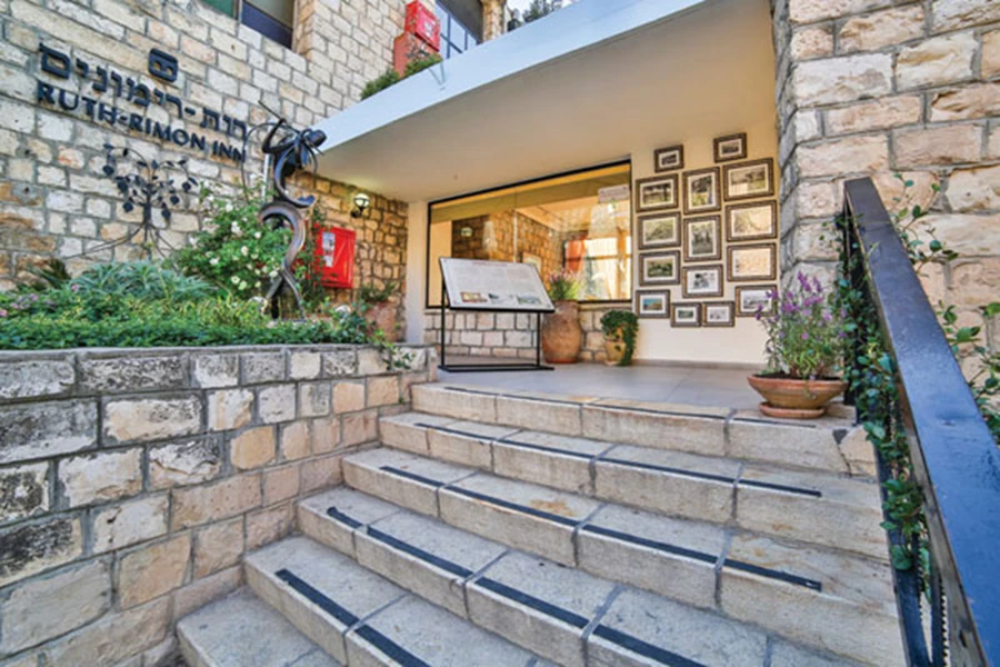 כניסה למתחם כחלק מרמז למסתתר בו