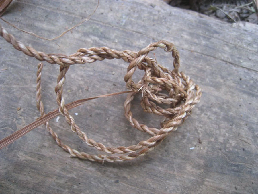 טל שמש - קולעת בשיטה מסורתית תוך שימוש בחבלים ובחומרים מהטבע