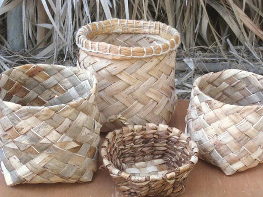 טל שמש קולעת בשיטה מסורתית, אמנות שימושית הכוללת כלי קיבול למיניהם, סטנדים ונוספים