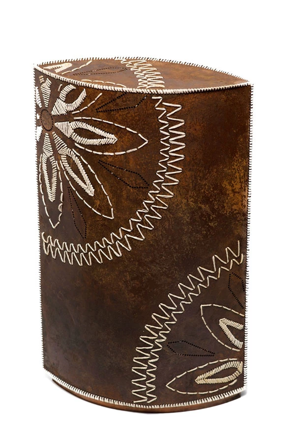 תחרת סבתא, של שחר זיו, מתוך תערוכת המכון הטכנולוגי חולון שהוצגה באולם של ויה ארקדיה. גופי תאורה מפח חלוד הנקשרים זה לה ברקמה בעבודת יד