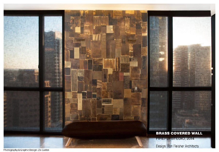 חיפוי קיר משולב פליז ונחושת.