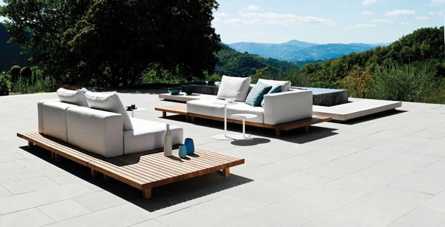 מבית המותג Tribu: מערכת ישיבה כבמת עץ ועליה כריות הנתמכות ע