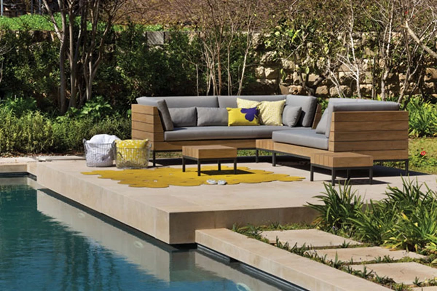 מערכת ישיבה מסוגננת המשלבת חומרים מגוונים כעץ, מתכת וטקסטיל | טולמנ