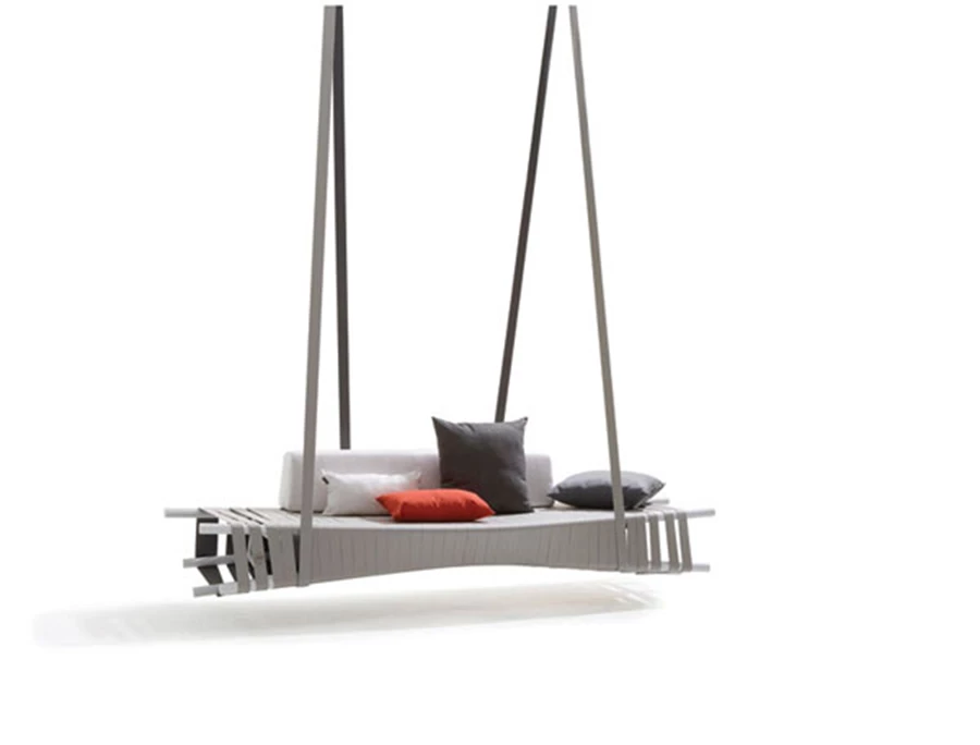 מתוך קולקציית 2015 של חברת Extremis: ערסל/ נדנדה בעיצוב מתובל בהומור המתקבל משילוב קורות עץ מלופפות/