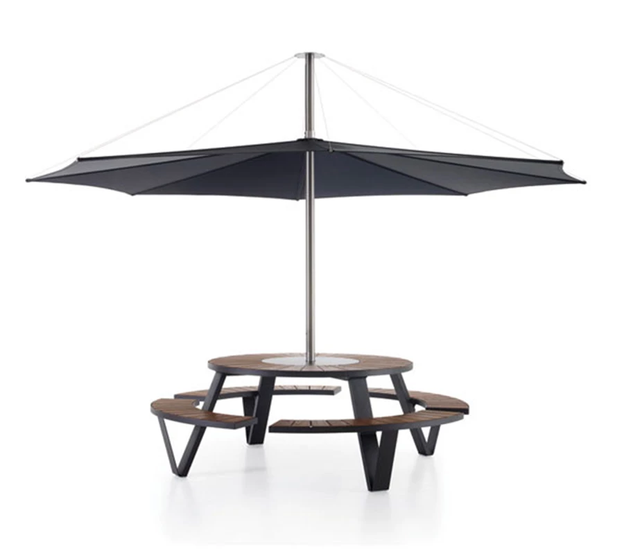 פינת אוכל לחוץ כיחידה המשלבת שולחן עגול, ספסלי ישיבה ושמשייה מגנה | Extremis.