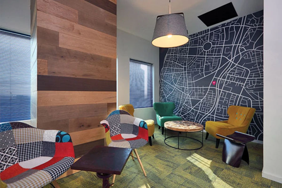 חלל לאתנחתא ולמפגשי עבודה אינטימיים. עיצוב אקלקטי חמים ועשיר באלמנטים ובפריטי ריהוט צבעוניים. ריצוף באריחי שטיח, חיפוי קיר בסרגלי עץ, וקיר נוסף במדבקה שעוצבה ייעודית. שטיחים וחיפויי פרקטים: גומטכניקה.