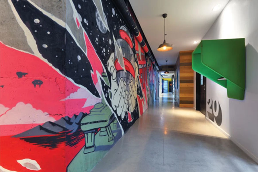 משחק נפחים מייצר ממד משתנה וקירות הבטון החשוף מהם הוסרו מחיצות הגבס מהווים קנבס לחגיגה יצירתית.