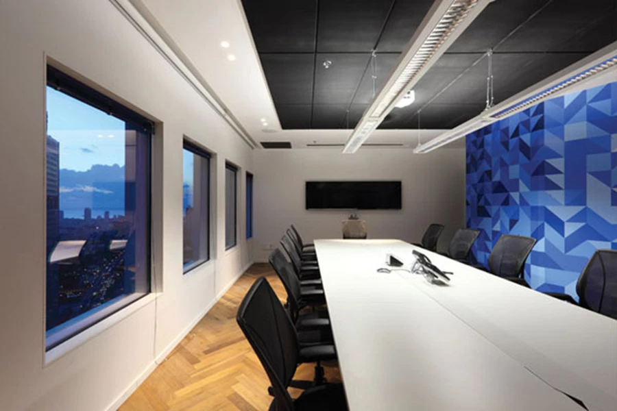 חדר ישיבות מרשים צופה אל הנוף העירוני הנחשף מבעד החלונות. מאובזר בכל העזרים הטכנולוגיים הנדרשים, מרוצף בפרקט בדיגום אדרת דג, אחד מקירותיו מחופה במדבקה מסוגננת בדיגום גראפי, ולוחות הספוג האקוסטיים בתקרה נצבעו בשחור. ריהוט וכיסאות: וקסמן, פיק אפ.