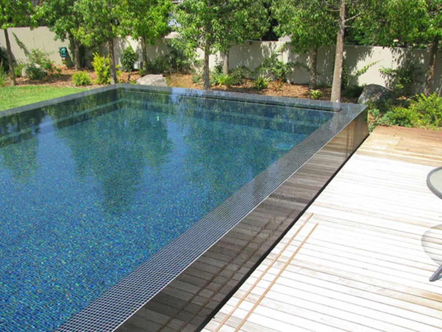 הטורכיז מפנה מקומו לקשת גוונים כהה יותר