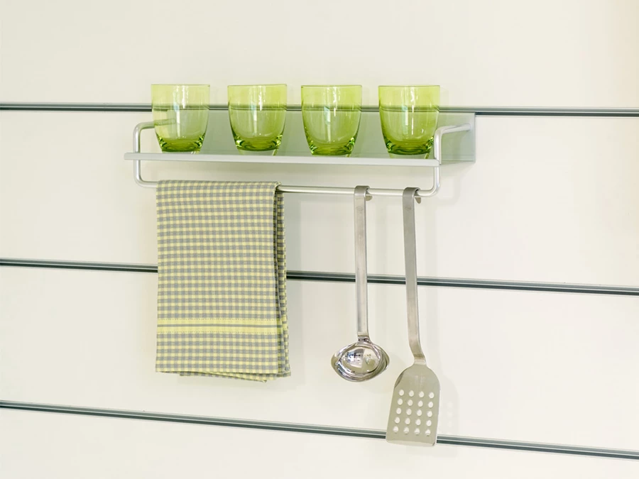 מערכות תלייה לחיפוי קיר במטבח. מדף עם צינור תלייה 47 ס