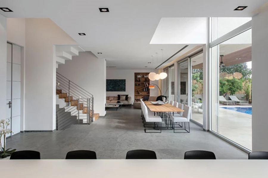 ציר האורך של חלל המגורים, מבט מכיוון המטבח: אזור הסלון הממוקם בסופו