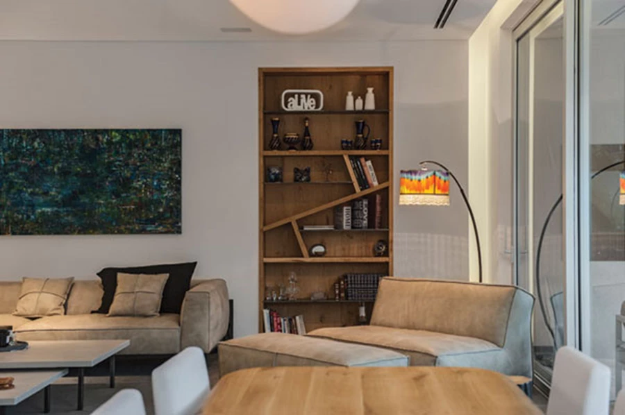 גומחה מחופה בעץ מכילה מדפים במערך א-סימטרי.